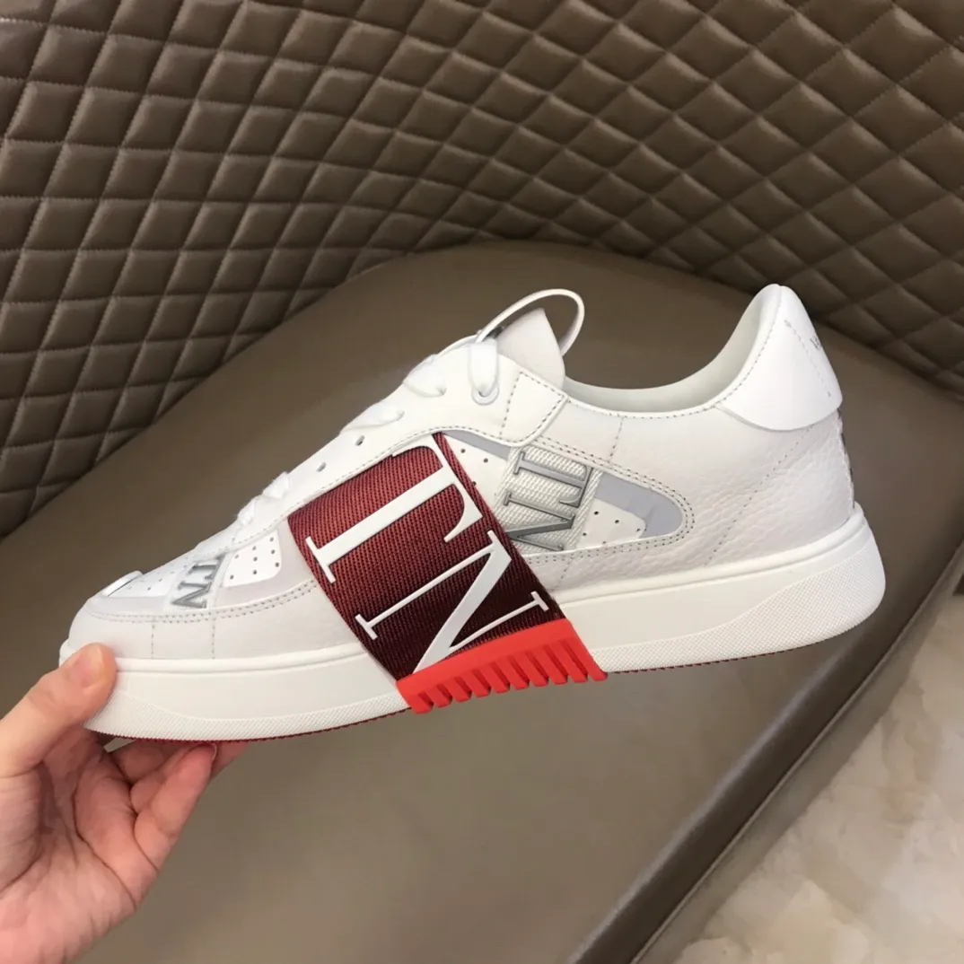 p440 "Valentin*" new spring and summer calfskin lace-up sneakers. No man should be able to refuse these shoes. The classic color scheme is so handsome! Purchase a high-precision replica of the original version to instantly sell off the market currency! 6 VLTN logo rubber effect straps - Valentino Garavani Logo printed on the back and tongue, all materials are customized to ensure quality! Size: 38-44